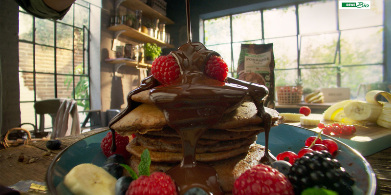 Pancakes mit Schokolade und Waldbeeren.