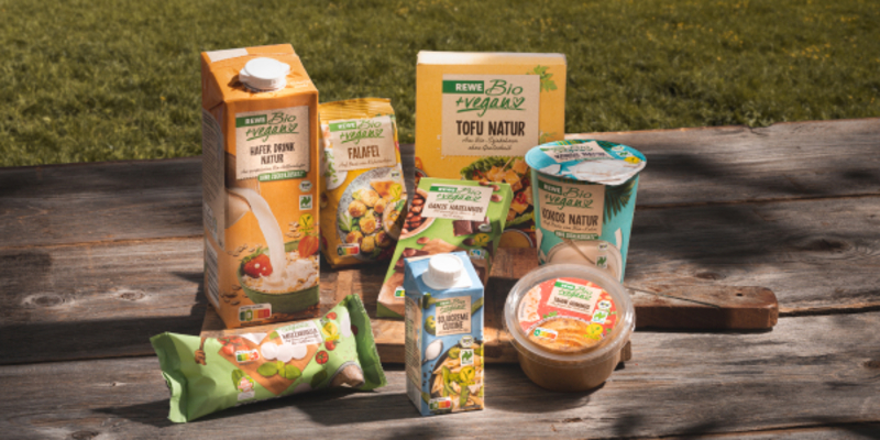 Von Klassikern wie Tofu und Haferdrinks bis hin zu Falafelbällchen und Schokolade findest du in unserem REWE Bio + vegan Sortiment eine vielseitige Auswahl rein pflanzlicher, Bio-zertifizierter Produkte. 
